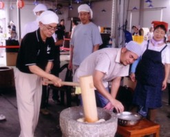 The handsome feature who is kneading the rice is Shihan Yamada.