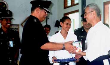 The Commander ACP. Mohd Noh bin Kandah showing his gratitude to Yamada Jun Shihan for introducing Aikido